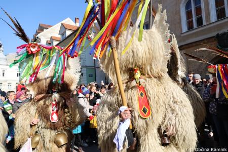 Kamnik so obiskali koranti iz Zamušanov pri Ptuju in v mestno jedro privabili nepregledno množico, željno ogleda tradicionalne pustne šege (24)